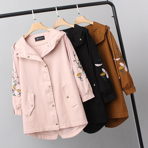 Модерно дамско палто с флорални мотиви по ръкавите