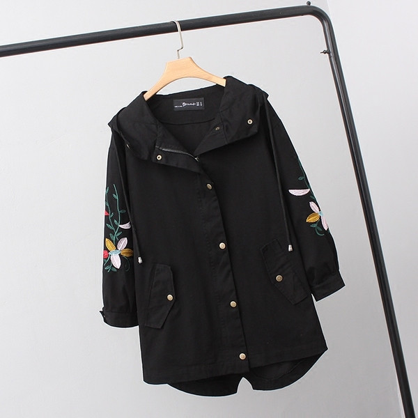 Модерно дамско палто с флорални мотиви по ръкавите