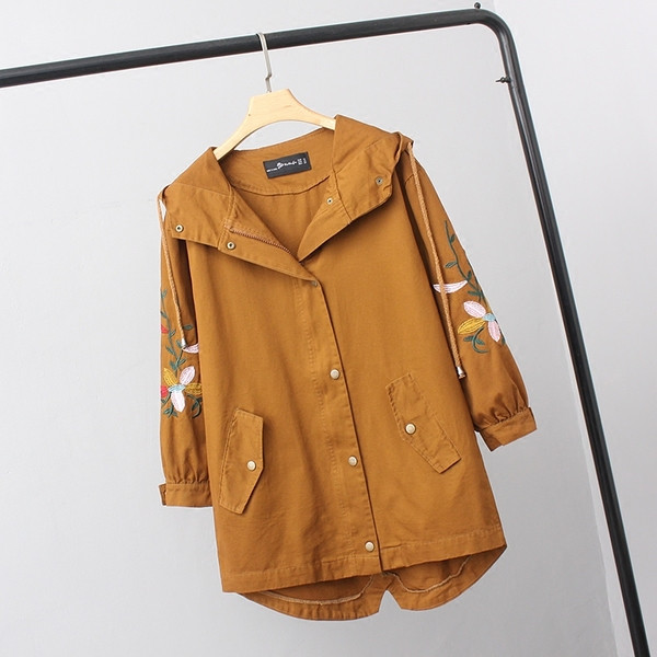 Модерно дамско палто с флорални мотиви по ръкавите