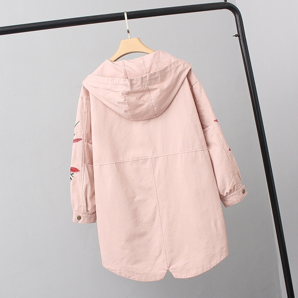 Модерно дамско палто с флорални мотиви по ръкавите