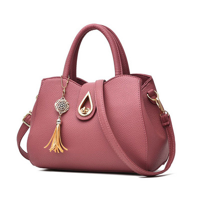 Fém csattal ellátott női táska több színben