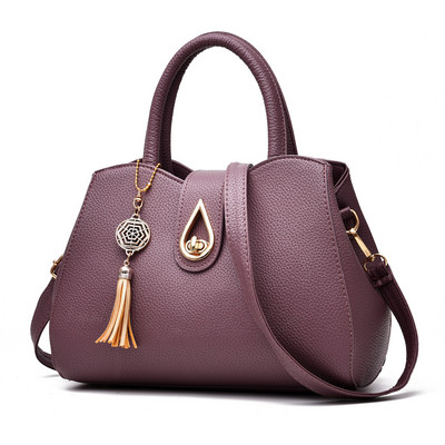 Fém csattal ellátott női táska több színben