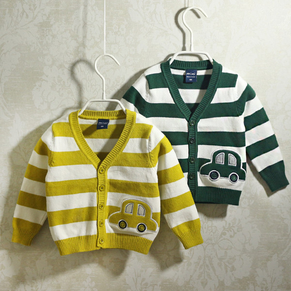 Раирана детска жилетка за момче с V-образно деколте в два модела