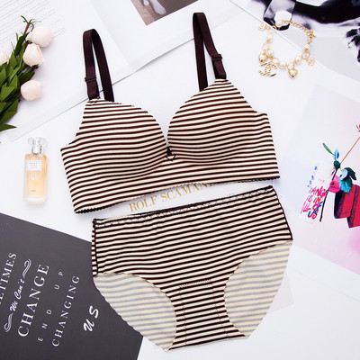 Set lenjerie sutien și bikini în diferite modele