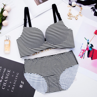 Set lenjerie sutien și bikini în diferite modele