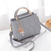 Stílusos női táska több színben fém fogantyúval