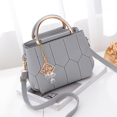 Stílusos női táska több színben fém fogantyúval