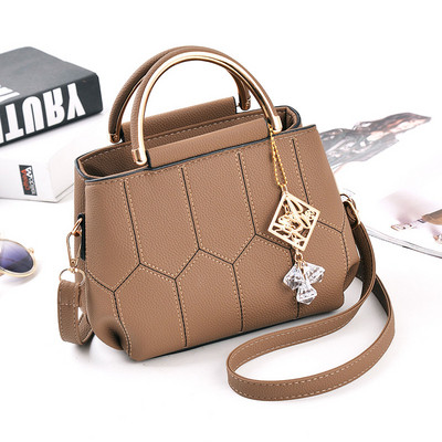 Stílusos női táska több színben fém fogantyúval