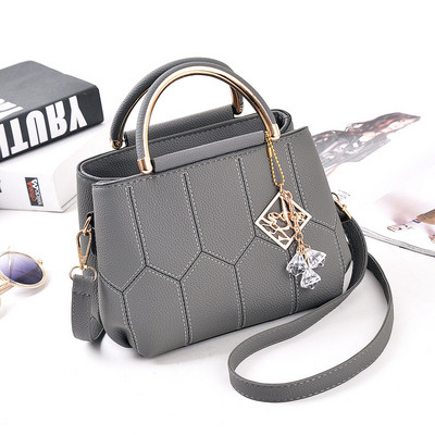 Stílusos női táska több színben fém fogantyúval