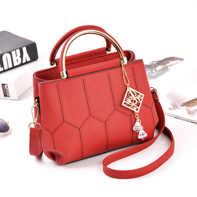 Stílusos női táska több színben fém fogantyúval