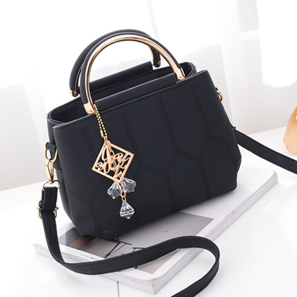 Stílusos női táska több színben fém fogantyúval