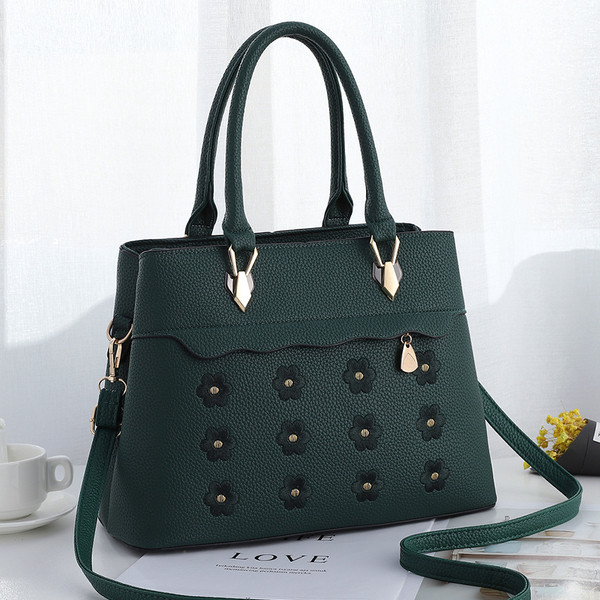 Női táska rövid és szivárványos fogantyúval több színben