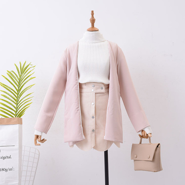 Елегантно дамско късо палто в розов цвят