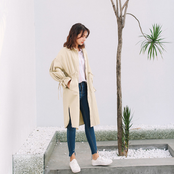 Елегантно дамско палто с връзки на ръкавите