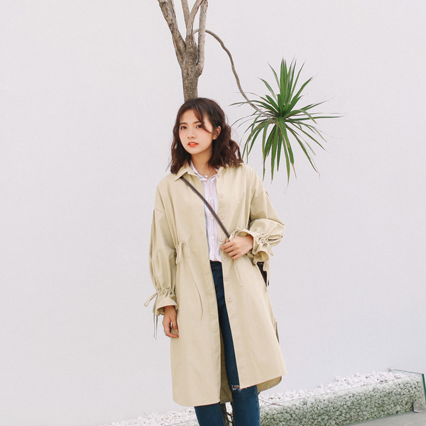 Елегантно дамско палто с връзки на ръкавите