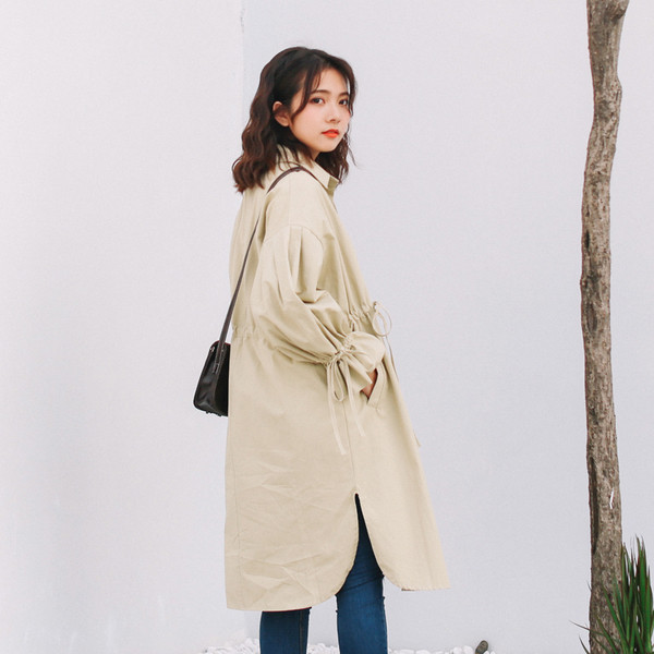 Елегантно дамско палто с връзки на ръкавите