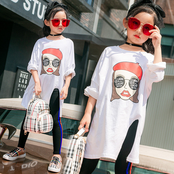 Modern gyerekblúz, hasítékkal, fehér színben