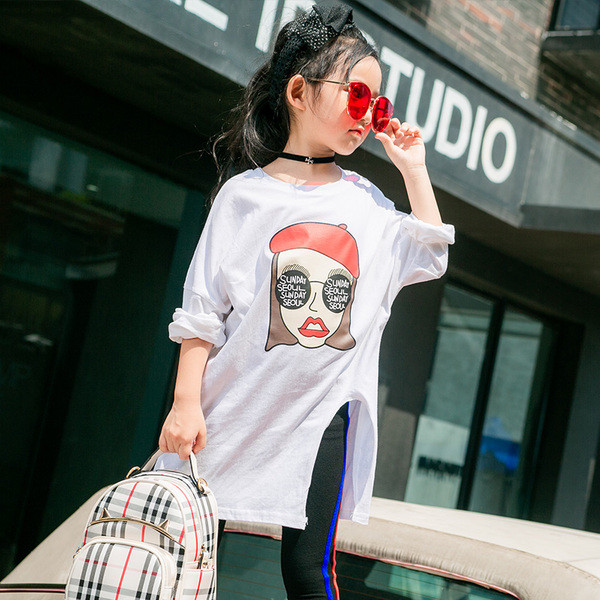 Modern gyerekblúz, hasítékkal, fehér színben