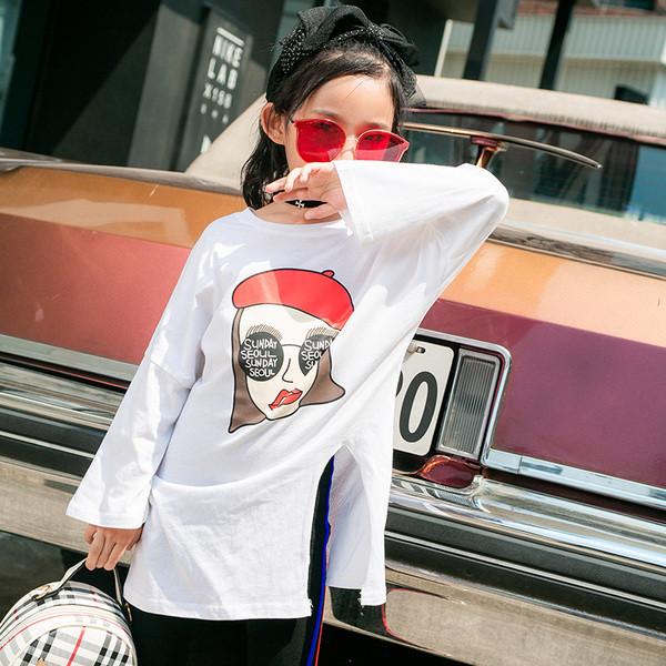 Modern gyerekblúz, hasítékkal, fehér színben