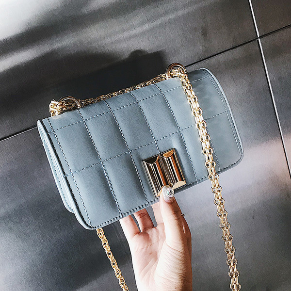 Elegáns női táska fém fogantyúval