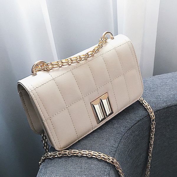 Elegáns női táska fém fogantyúval