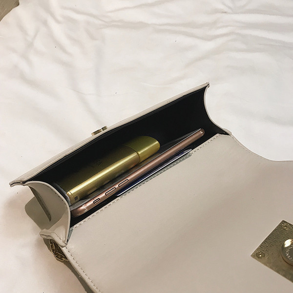 Elegáns női táska fém fogantyúval