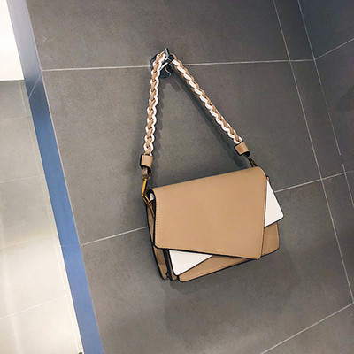 O geantă mică din piele cu mâner lung și scurt