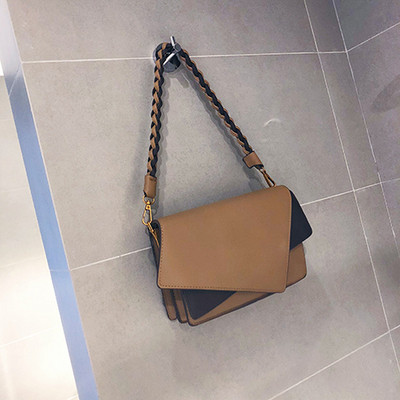 O geantă mică din piele cu mâner lung și scurt