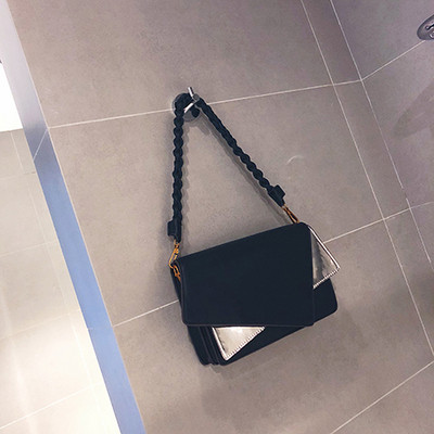 O geantă mică din piele cu mâner lung și scurt