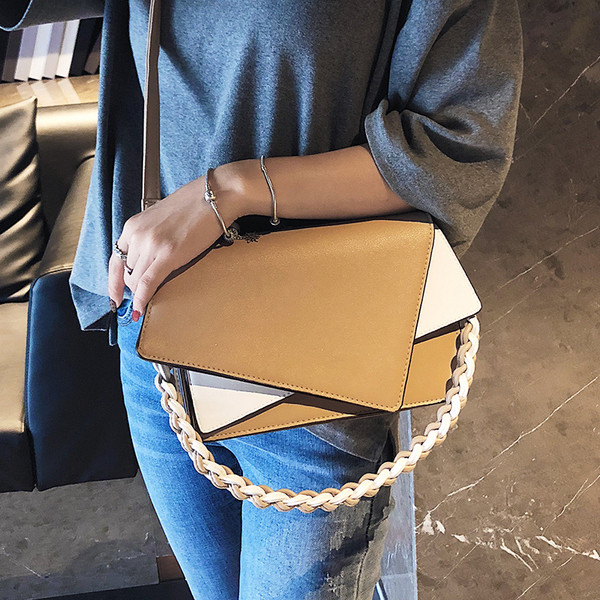 O geantă mică din piele cu mâner lung și scurt