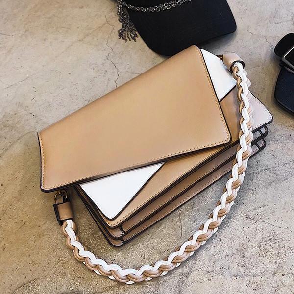 O geantă mică din piele cu mâner lung și scurt