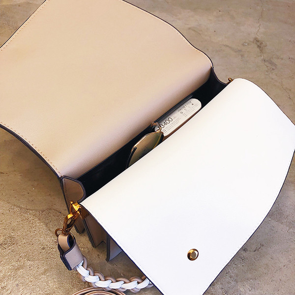 O geantă mică din piele cu mâner lung și scurt