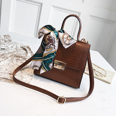 Geanta de dama din piele cu esarfa