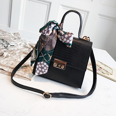 Geanta de dama din piele cu esarfa