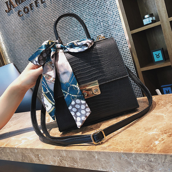 Geanta de dama din piele cu esarfa