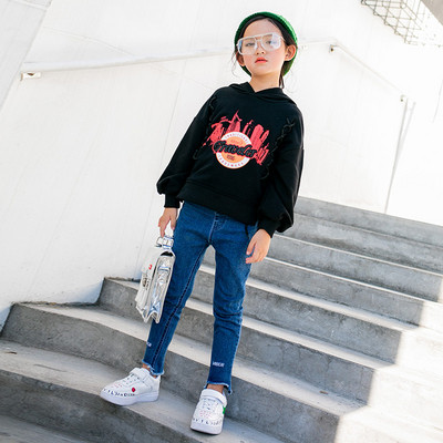 Lezser gyerekblúz lányoknak kapucnival és színes rátéttel fekete és lila színben