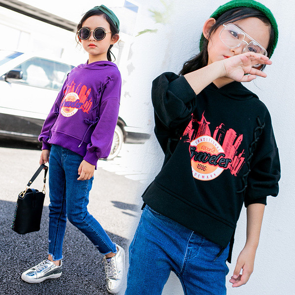 Lezser gyerekblúz lányoknak kapucnival és színes rátéttel fekete és lila színben