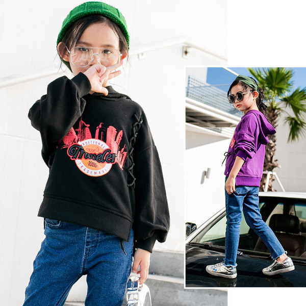 Lezser gyerekblúz lányoknak kapucnival és színes rátéttel fekete és lila színben