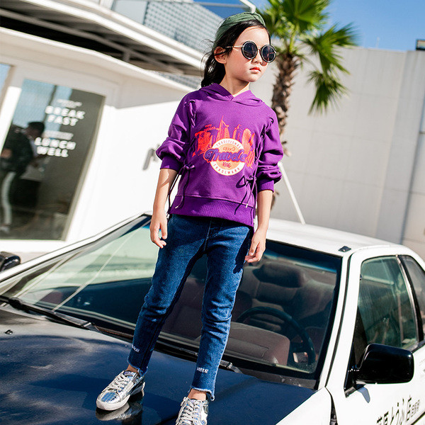 Lezser gyerekblúz lányoknak kapucnival és színes rátéttel fekete és lila színben