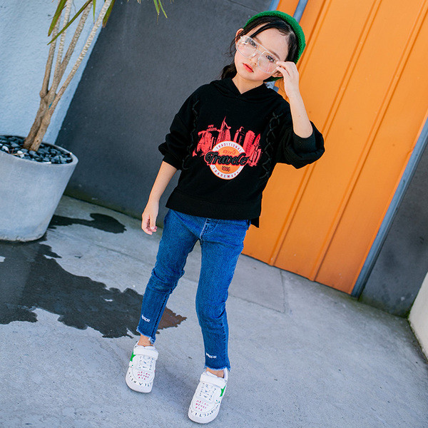 Lezser gyerekblúz lányoknak kapucnival és színes rátéttel fekete és lila színben