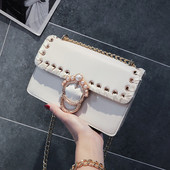 Női táska hosszú fém fogantyúval