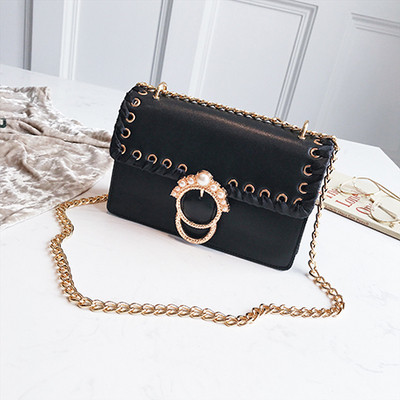 Női táska hosszú fém fogantyúval