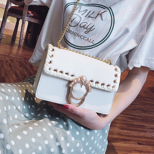 Női táska hosszú fém fogantyúval