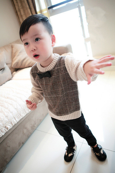 Стилен детски пуловер за момче с панделка