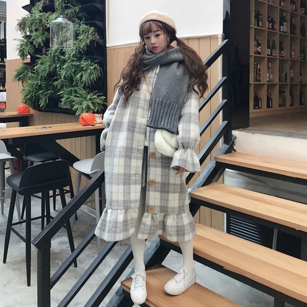 Модерно дамско карирано палто 