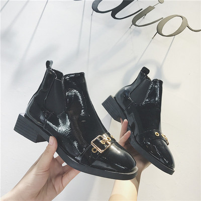Γυναικείες μπότες με μεταλλική πόρπη σε μαύρο χρώμα