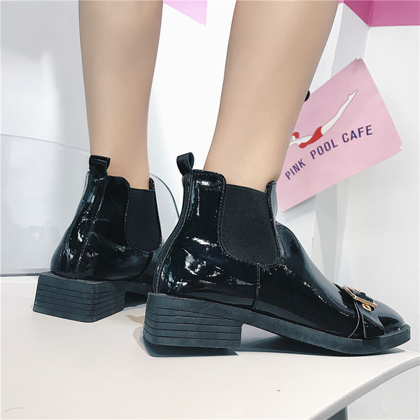 Γυναικείες μπότες με μεταλλική πόρπη σε μαύρο χρώμα