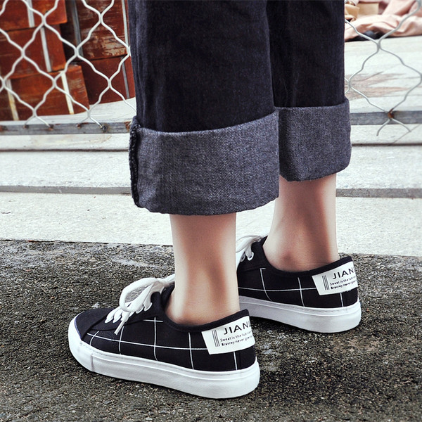 Γυναικεία αθλητικά πάνινα παπούτσια σε τρία χρώματα