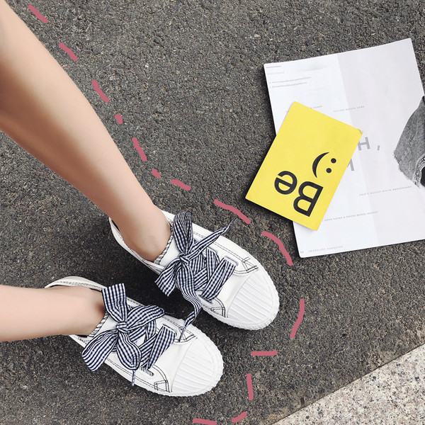 Γυναικεία  πάνινα παπούτσια σε τρία χρώματα με ριγέ κορδόνια