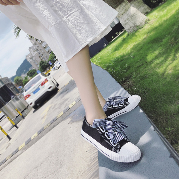 Γυναικεία  πάνινα παπούτσια σε τρία χρώματα με ριγέ κορδόνια